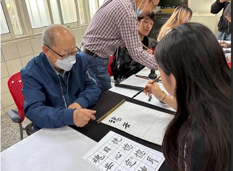 南華大學國企學程走入社區與長者青銀共學，大林長者教導國企學程學生書寫書法。