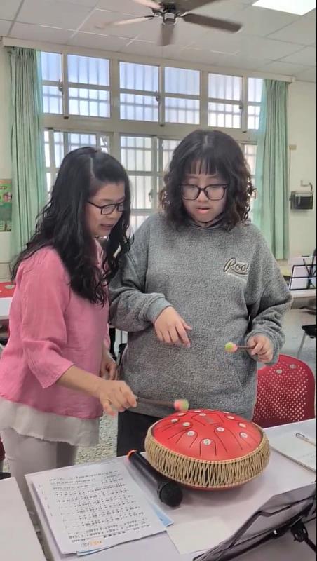 南華大學國企學程走入社區與長者青銀共學，學習空靈鼓。