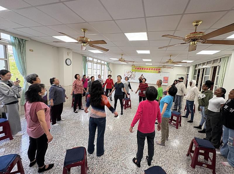 南華大學國企學程走入社區，國際生與大林長者青銀共學。