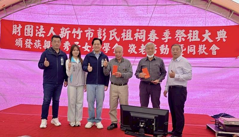 副市長邱臣遠頒發敬老金給長輩們。