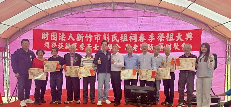 副市長邱臣遠頒發敬老金給長輩們。