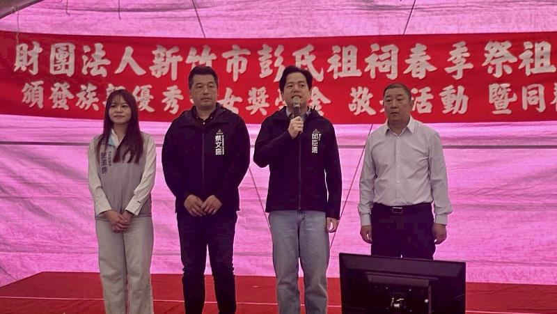 副市長邱臣遠向彭氏族親拜年。