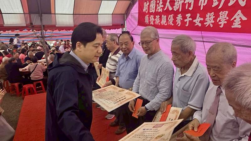 副市長邱臣遠頒發敬老金給長輩們。