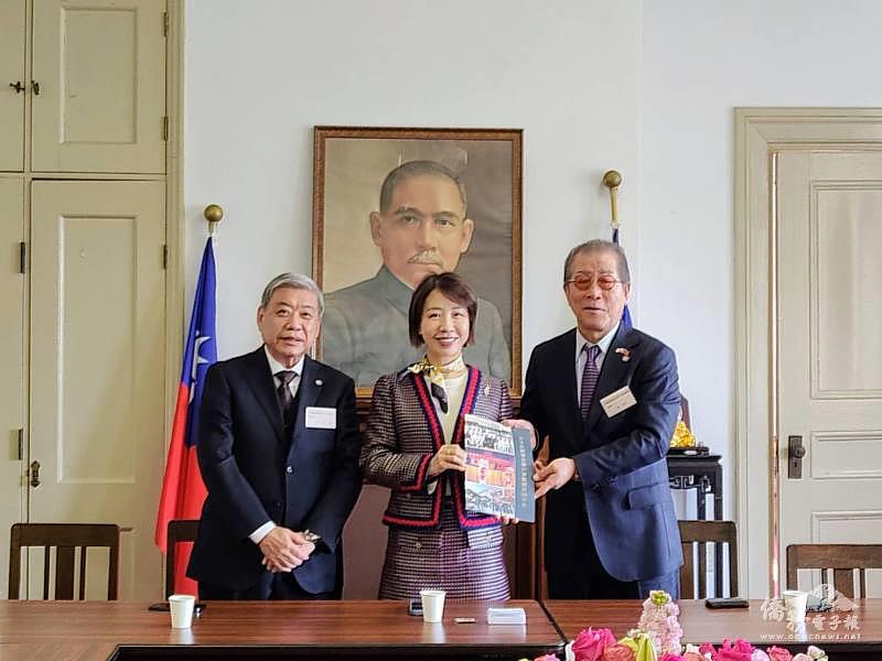 僑務委員會副委員長李姸慧（中）與神戶華僑總會會長高四代（右）、副會長江丕正（左）合影。