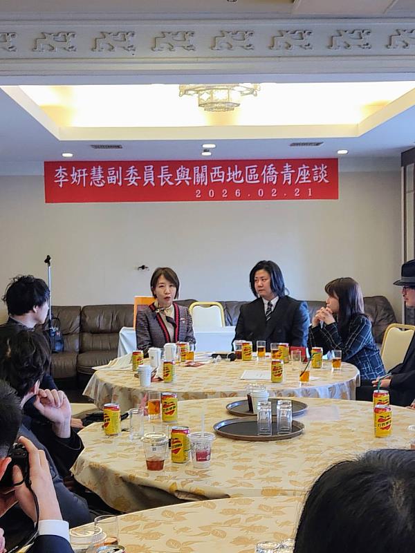 李姸慧（左2）與關西地區青年朋友座談。