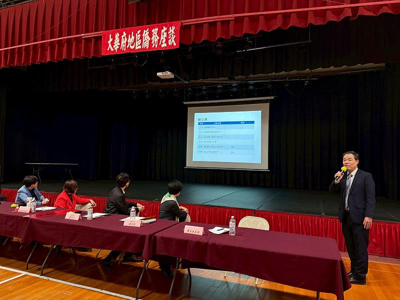 文教中心主任黃正杰報告年度僑務活動。