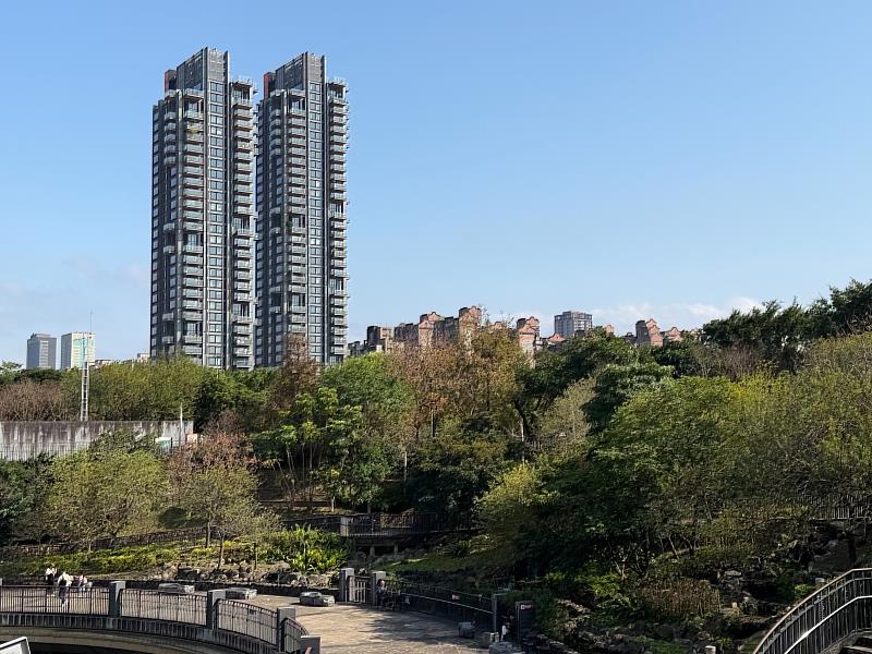 在居住環境上，大安森林公園周邊的大面積綠地，以及仁愛路、敦化南路的林蔭景觀，是外籍買家高度重視的條件。