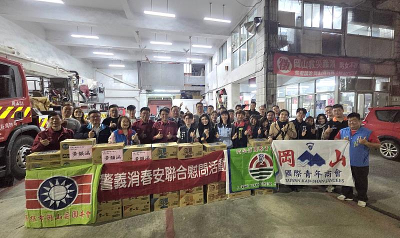 115年凝聚地方力量,公私協力,高雄市救國團寒冬送暖慰訪警義消