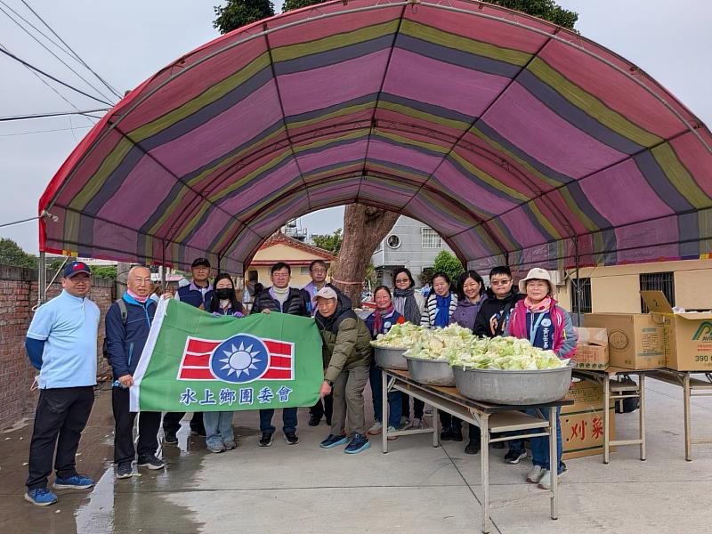 水上鄉團委會辦理千人寒冬送暖麻油雞備料合影。