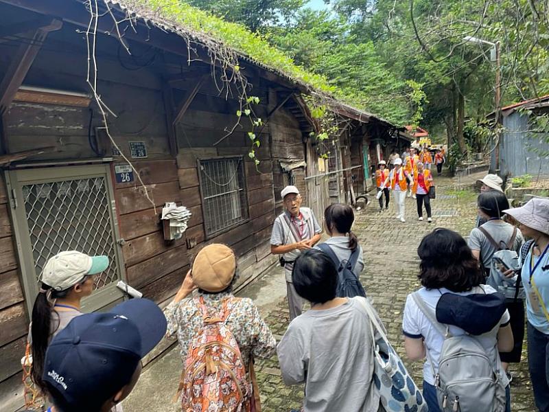 穿過久良栖部落林場巷的斑駁木屋，耆老以故事牽起過往，讓歷史在步伐中重新浮現。