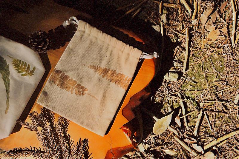 手作槌染束口袋,光影與紋理之間承載著八仙山最細緻的脈動。