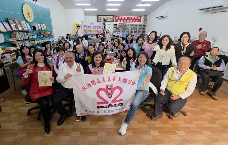 真善美聯誼會辦理捐贈獎助學金予弱勢學子合影。