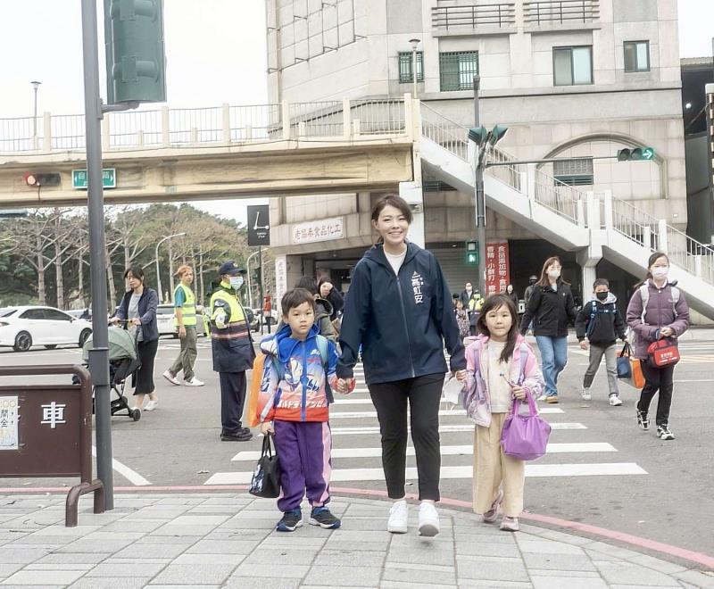 開學首日，市長高虹安到三民國小關心學童返校情形。