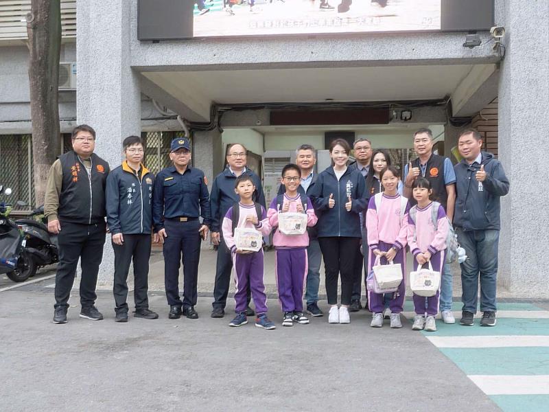 市長高虹安與學生、警察及學校同仁等合影留念。