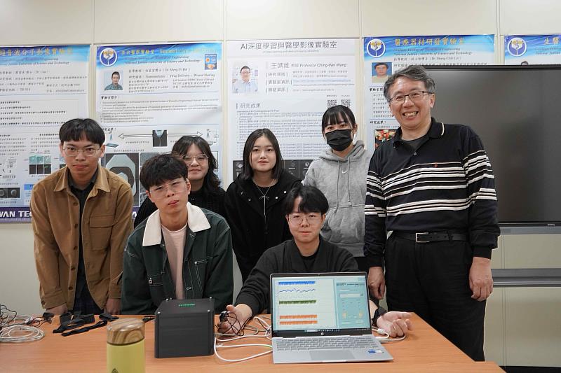 臺科大醫學工程研究所教授許昕（右1）與研究團隊合影，團隊成員分別來自醫工、電子、機械、資訊與生物技術等不同學科背景。