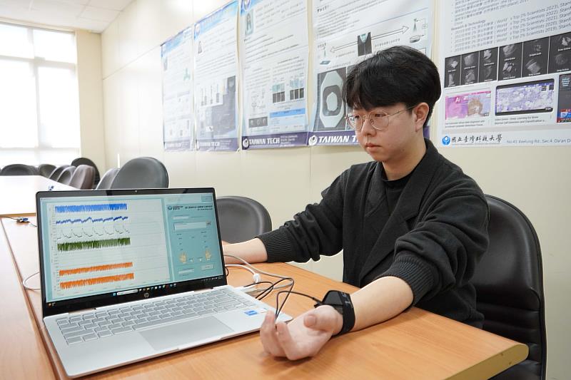 團隊透過手環在一分鐘內完成AI脈波檢測，協助醫師與民眾在複雜的人體狀態中，快速辨識最需要優先關注的健康風險。