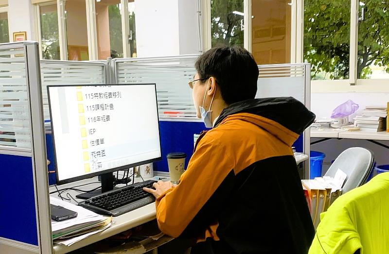 重度視障者阿志申請勞動部「職務再設計」，汰換大尺寸螢幕減輕用眼負擔。