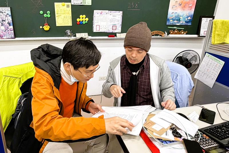 重度視障者阿志（左）申請勞動部「職務再設計」，補助視力協助員（右）協助文書處理及校外訪視。
