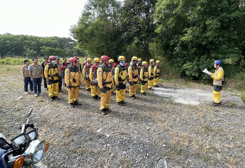 林業保育署屏東分署救火隊集結準備搶救森林火災情形。