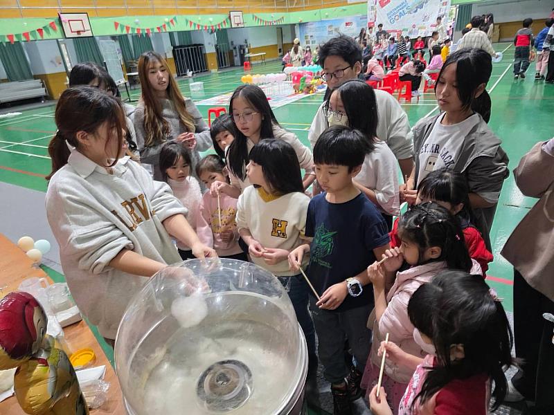 小朋友們開心體驗製作棉花糖的樂趣及認識餐食的產生。