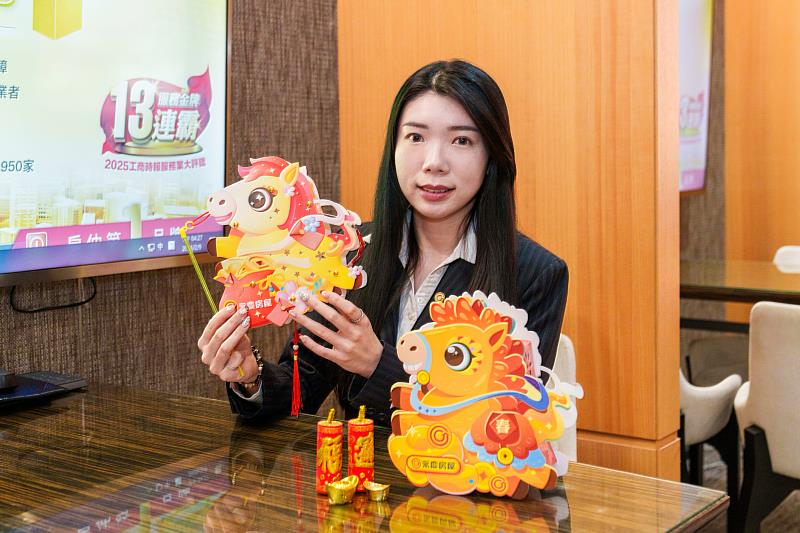 永慶房屋推出兩款「寶馬提燈」，以圓潤、大眼睛的Q版形象呈現，皆有招財進寶的意涵，祝福大家新一年財運旺旺來！
