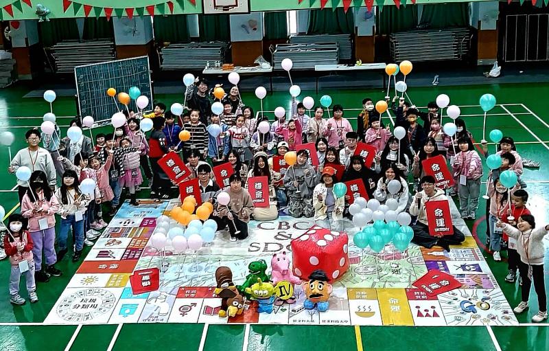 SDGs大富翁，利用超大型的實體大富翁地圖，讓小朋友化身棋子在地圖上走動，並規劃自己的永續發展人生。