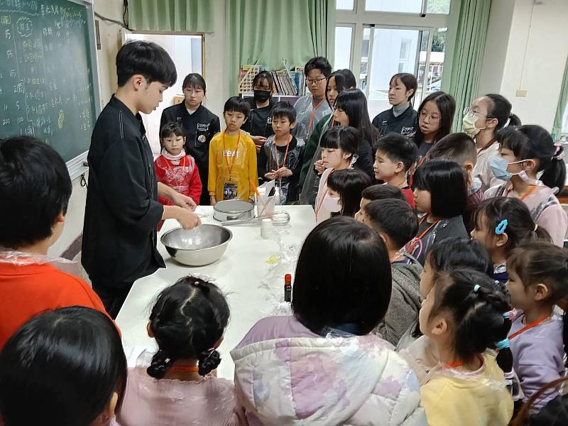 同學帶領小朋友製作烘焙點心飲料、藉由簡易的趣味互動，宣導反霸凌及性別平等理念，並認識聯合國17項永續發展目標SDGs。