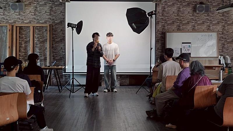 勞工大學攝影燈光訓練課程資料照。