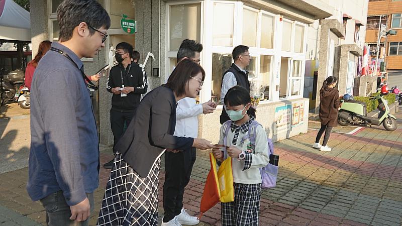 黃媛楟副處長迎接學童返校。