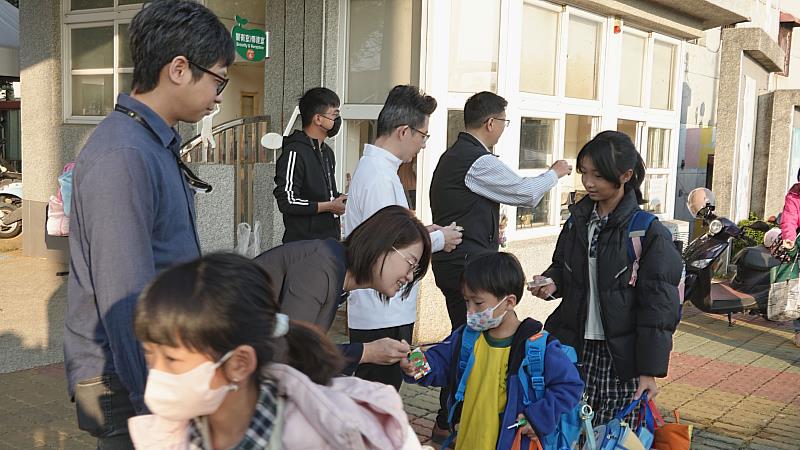 黃媛楟副處長迎接學童返校。