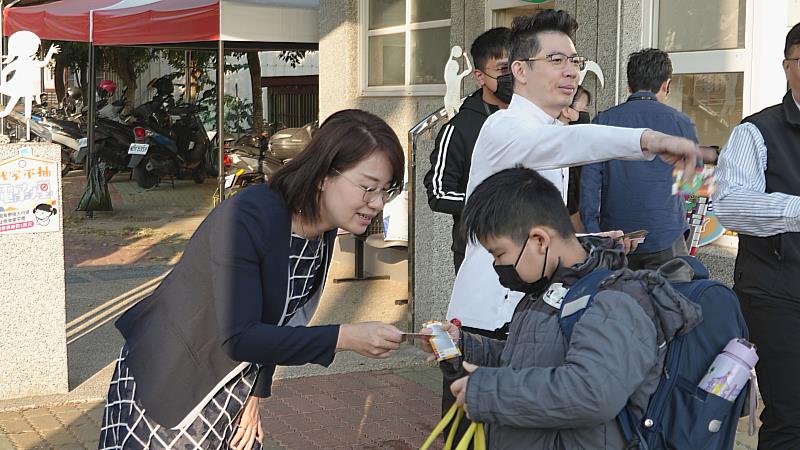 黃媛楟副處長迎接學童返校。