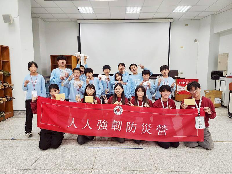 文化大學團隊與佳民國小師生合影留念，以行動關懷偏鄉教育，為校園安全扎根。