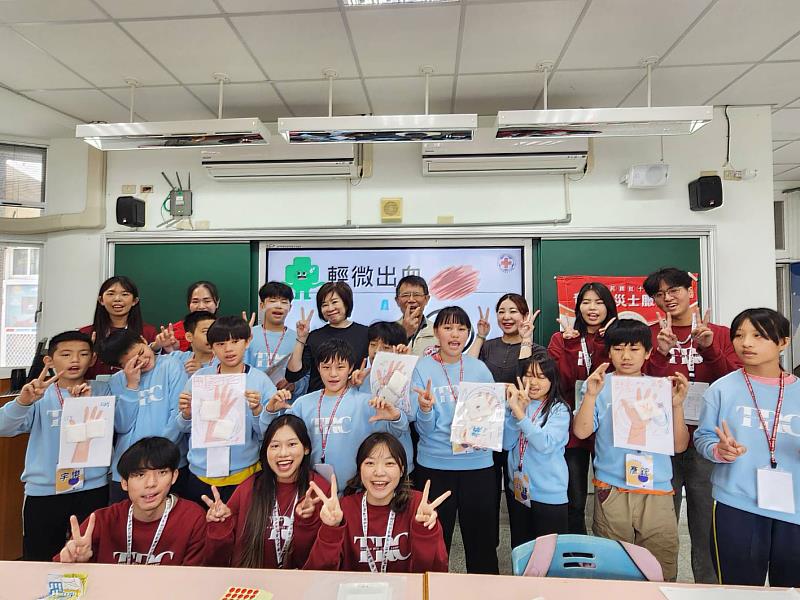 營隊課程融入緊急避難包整備與安心地圖繪製，引導學童建立自助互助的防災觀念。