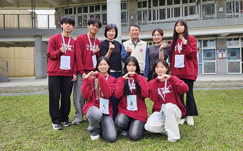 文化大學師生於佳民國小辦理寒期防災營,帶領學童進行災害情境模擬與避難演練。