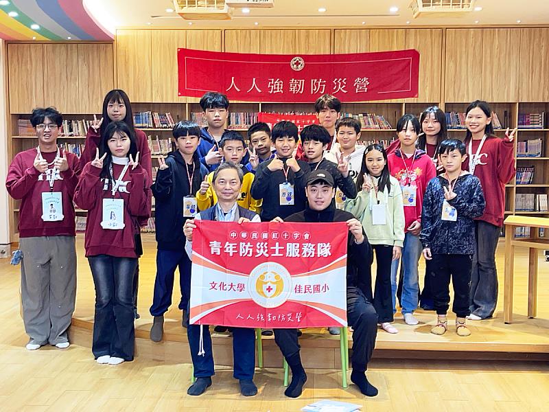 在中華民國紅十字會專業指導下,學生實地示範機器操作,提升校園緊急應變能力。