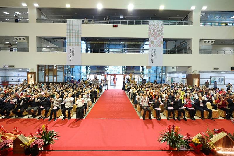 嘉義市各界新春團拜，黃敏惠市長祝賀馬到成功。