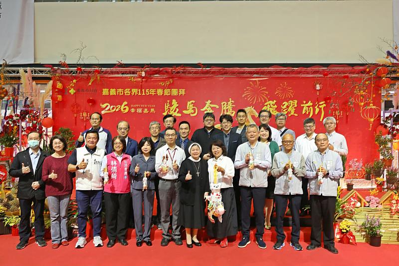 嘉義市各界新春團拜，黃敏惠市長祝賀馬到成功。