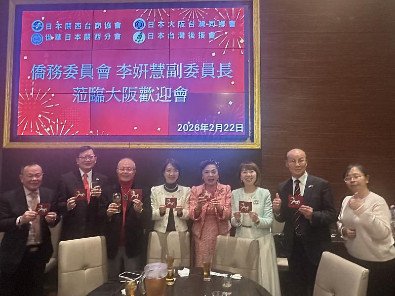 李姸慧（左4）贈送馬年福袋。