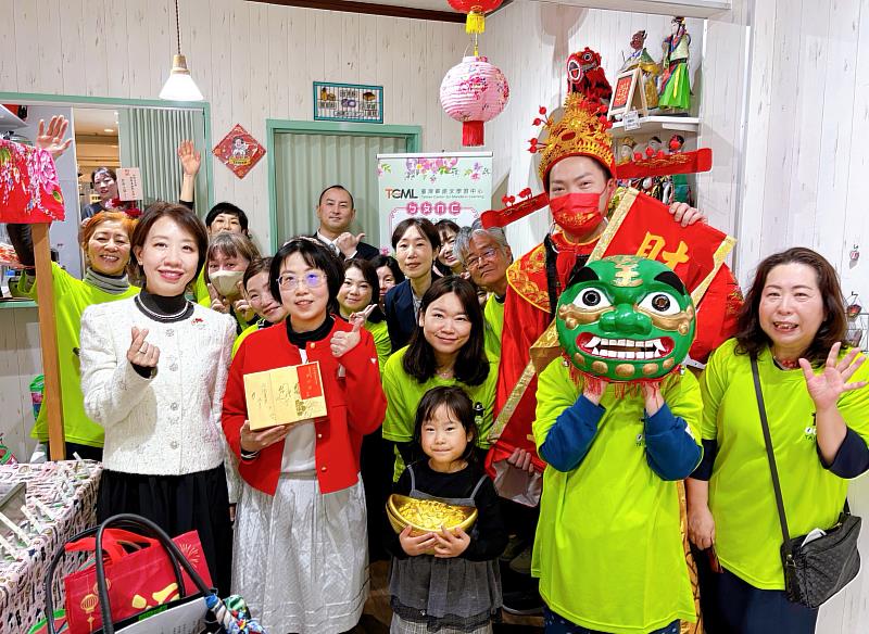 學生與副委員長李姸慧（前排左1）合影。