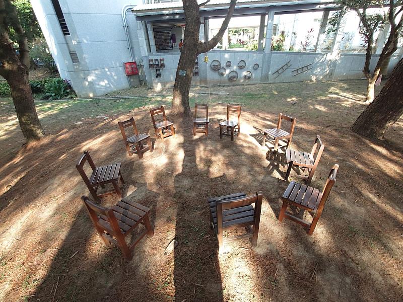 臺中市新社國小整理雜草叢生、無人踏足的荒廢小丘後,結合互動學習牆面設計,蛻變為一處小型「森林學校」。