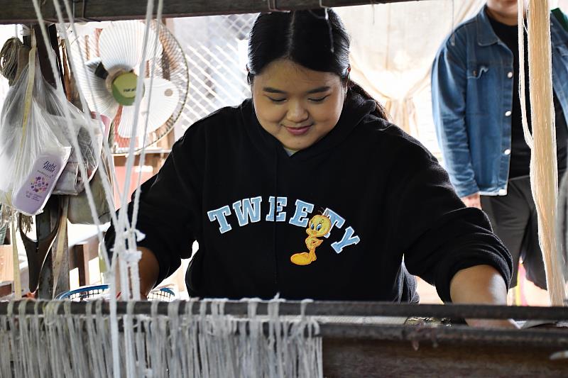 南華大學學生至泰國海外學習，推動永續與地方創生，並學習社區紡織業的手紡織布。