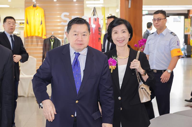 遠傳在董事長徐旭東（左）、總經理井琪帶領下，再度入選標普永續年鑑，展現世界級永續競爭力。