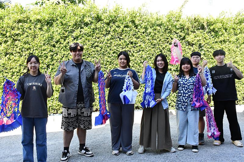 南華大學學生至泰國海外學習，推動永續與地方創生，並學習社區裝飾製作。