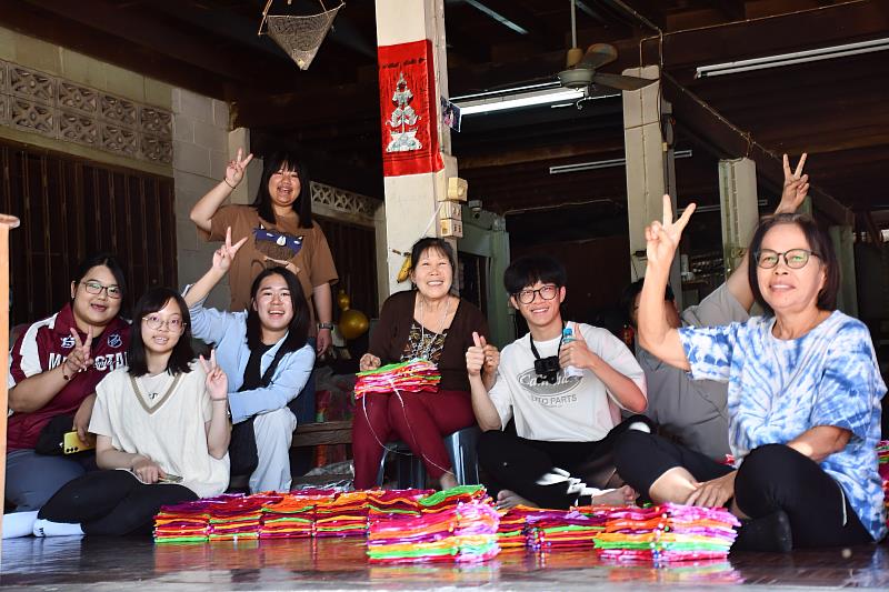南華大學學生至泰國海外學習，推動永續與地方創生，學習社區紡織業的銷售及經營。