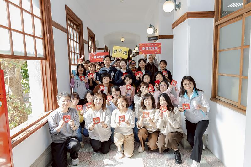市長高虹安新春開工走訪各單位發放「駿馬迎福」小紅包，期盼新年新氣象，同仁在新的一年持續努力。
