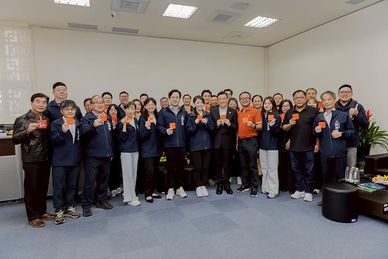 市長高虹安與副市長邱臣遠率市府局處首長拜會市議會，期盼新年府會合協共同努力。