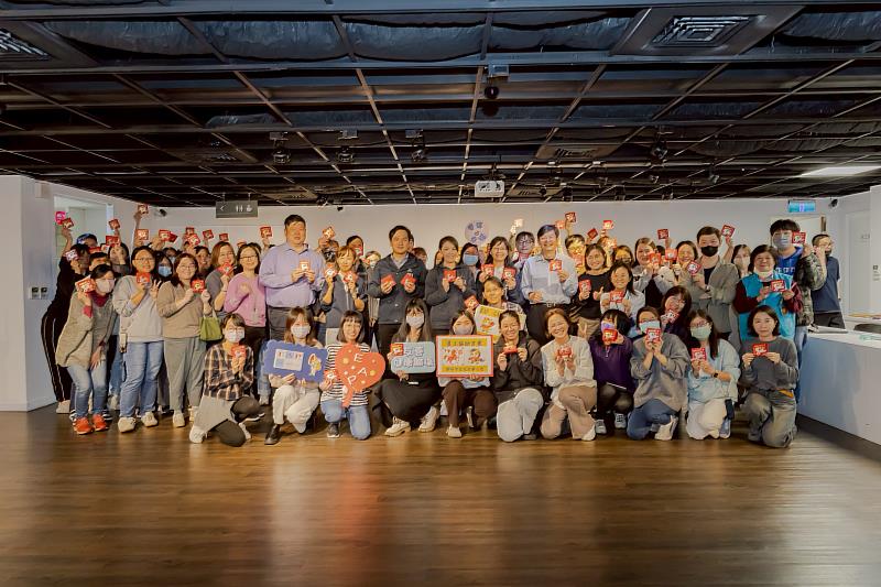 市長高虹安新春開工走訪各單位發放「駿馬迎福」小紅包，期盼新年新氣象，同仁在新的一年持續努力。