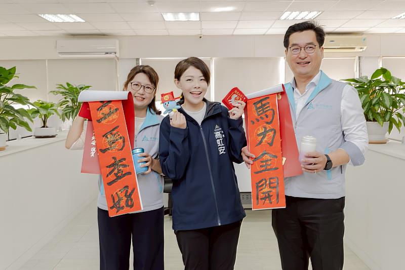 市長高虹安新春開工走訪各單位發放「駿馬迎福」小紅包，期盼新年新氣象，同仁在新的一年持續努力。
