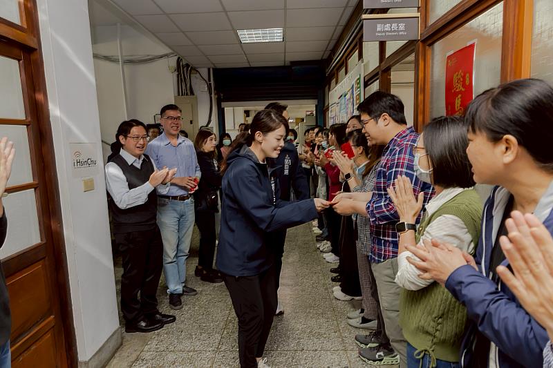 市長高虹安新春開工走訪各單位發放「駿馬迎福」小紅包，期盼新年新氣象，同仁在新的一年持續努力。