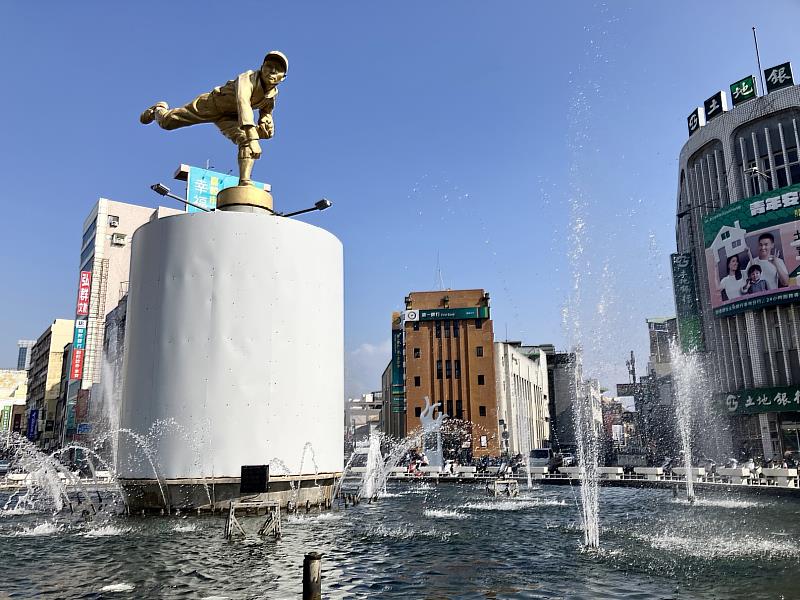 嘉義市圓環王牌投手KANO雕像2月26日進廠大保養（2）